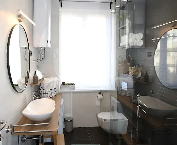 Incis Next To The Amphitheather * Πούλα