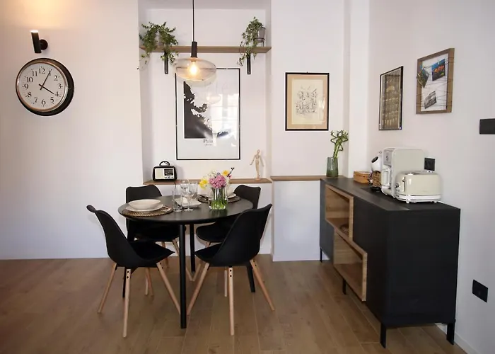 Incis Next To The Amphitheather * Πούλα