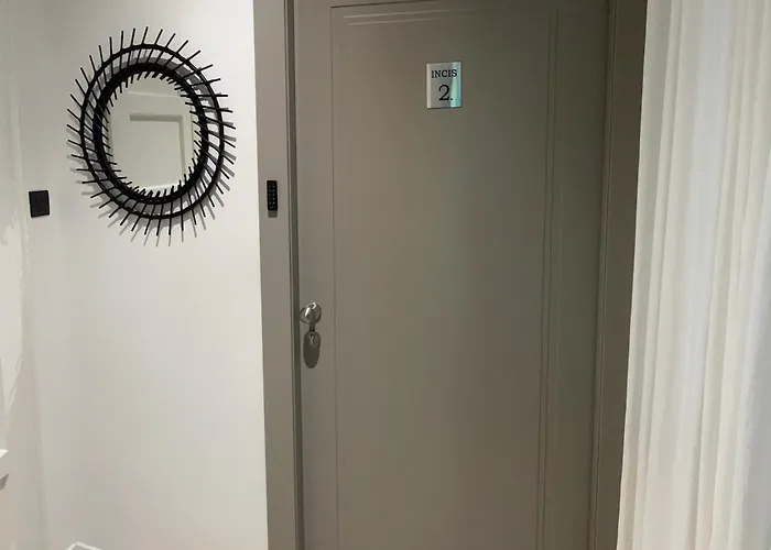 Incis Next To The Amphitheather * Πούλα