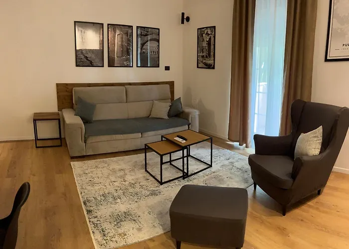 Incis Next To The Amphitheather * Πούλα