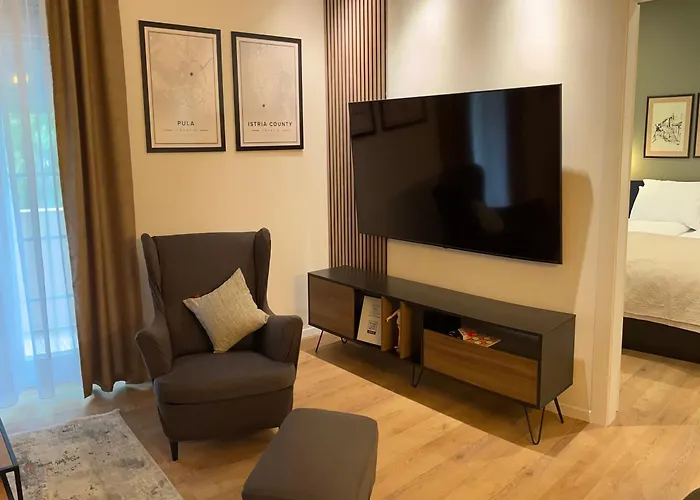 Incis Next To The Amphitheather * Πούλα