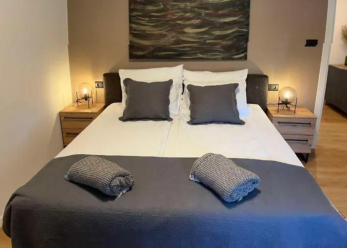 Incis Next To The Amphitheather Πούλα