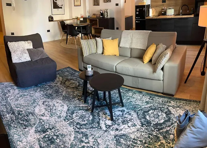 Incis Next To The Amphitheather * Πούλα