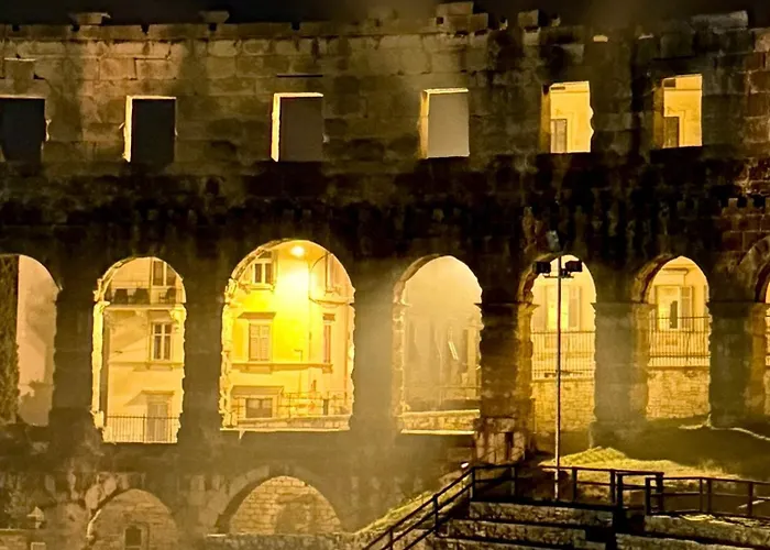 Incis Next To The Amphitheather Πούλα